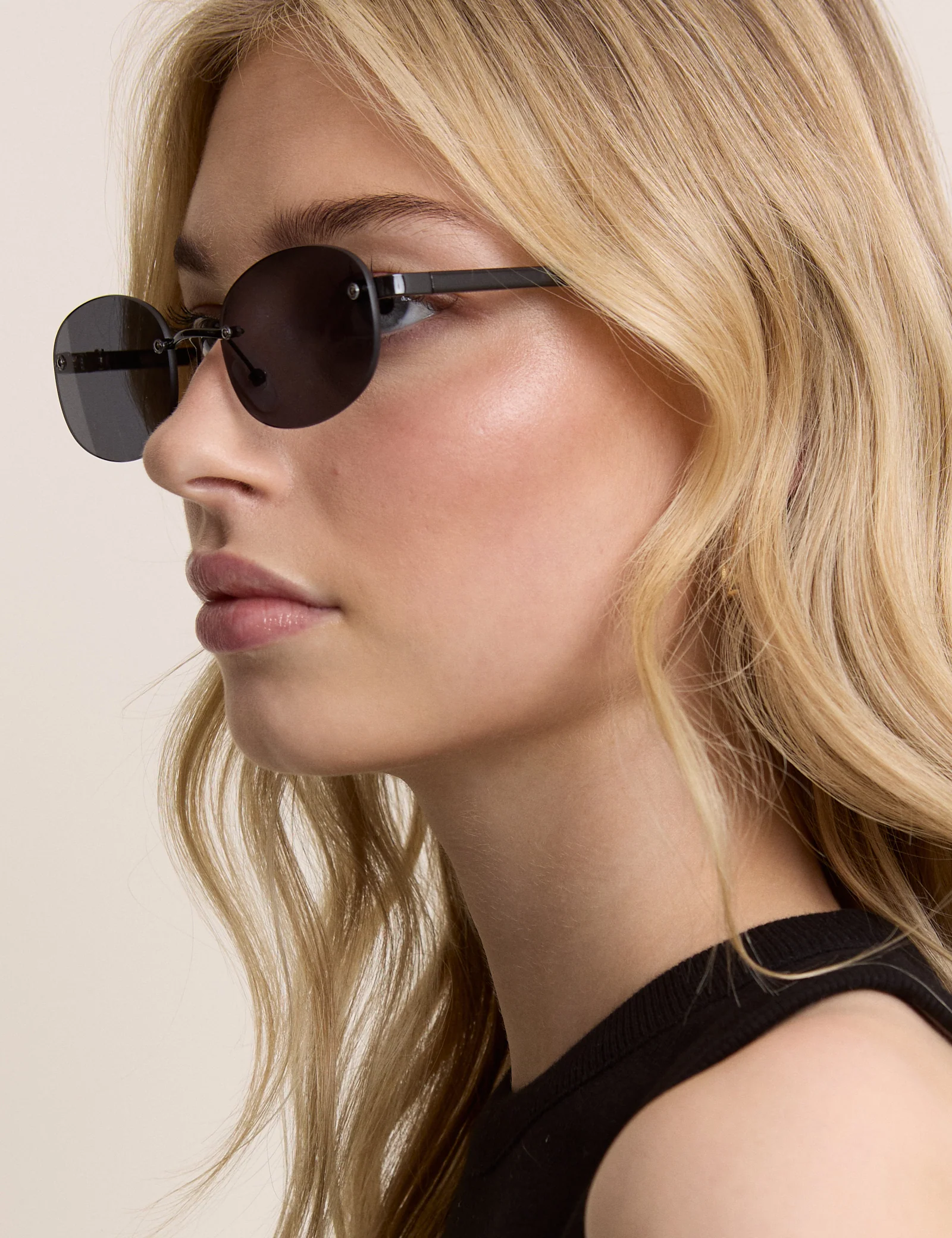 Black Oval Flare Sunglasses - Image 3